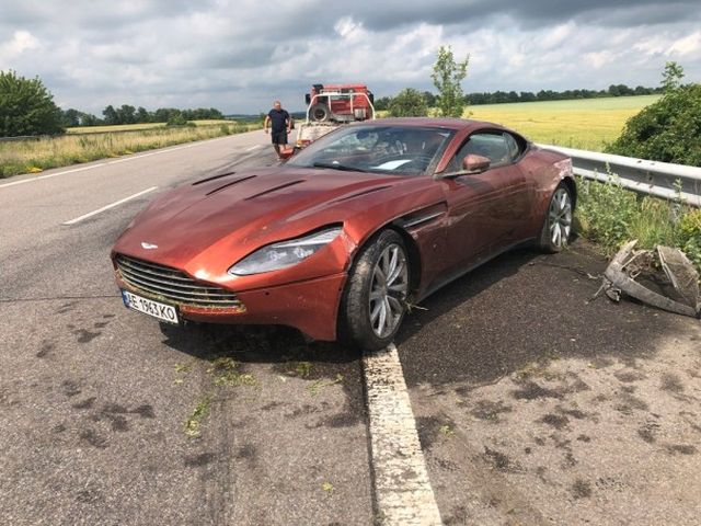 Владелец оставил на трассе Aston Martin DB11 с оригинальной запиской после аварии (4 фото)