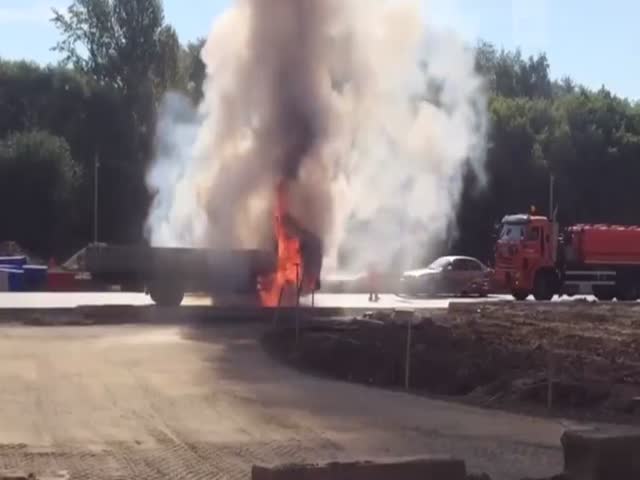 Водитель поливальной машины потушил горящий грузовик