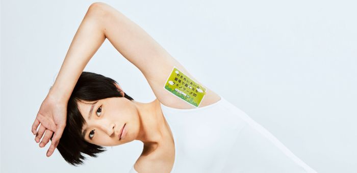 Японское рекламное агентство начало наносить рекламу на подмышки (7 фото)