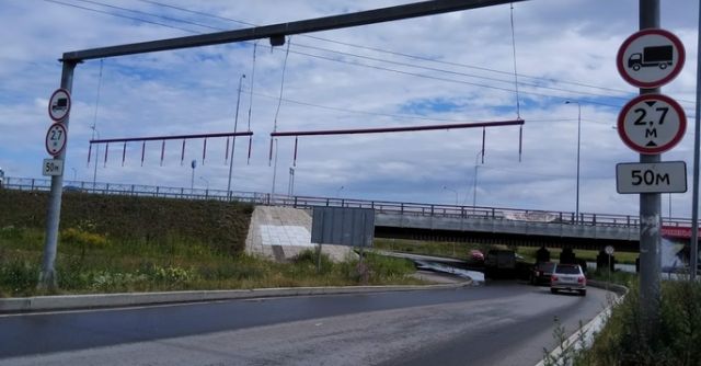 Как власти Санкт-Петербурга пытались уберечь водителей от "Моста глупости" (7 фото)