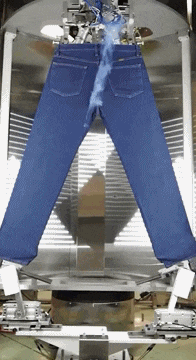 Как изготавливают "рваные" и "потертые" джинсы (4 фото + видео)