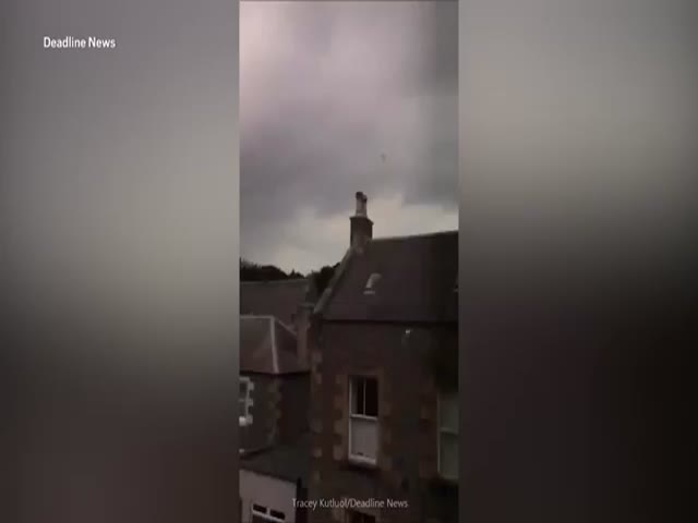 Жительницу Шотландии ударила молния, когда она снимала грозу на телефон