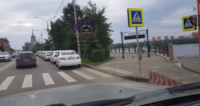 Как чиновники Красноярска боролись с парковками в центре города (фото + гифка)