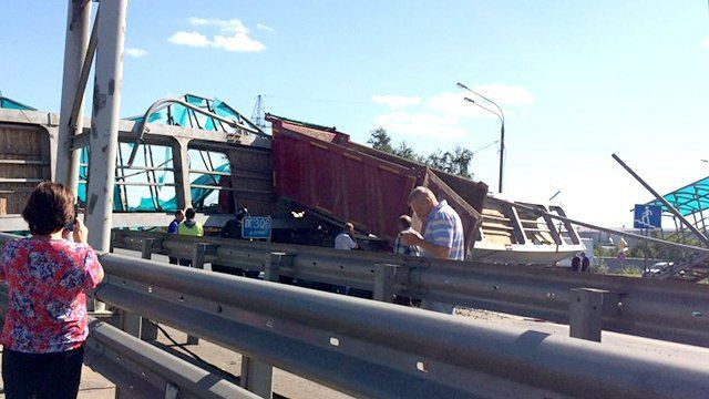 На Ярославском шоссе на выезде из Пушкино самосвал снес пешеходный мост (5 фото + видео)