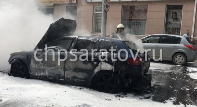 Автомобиль Audi полностью сгорел после того, как наехал на крышку люка (7 фото + видео)