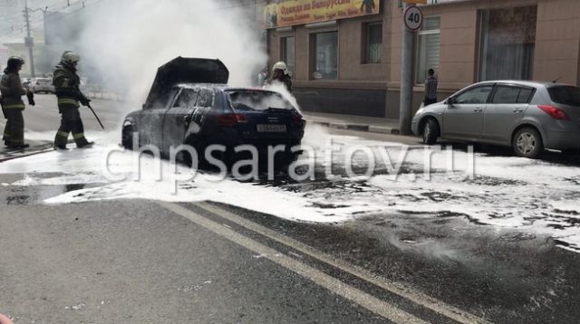Автомобиль Audi полностью сгорел после того, как наехал на крышку люка (7 фото + видео)