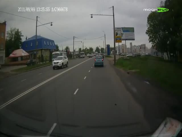 Драка двух водителей на светофоре