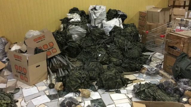 Злоумышленники отправляли за границу украденные комплекты боевого снаряжения посылками "Почты России" (2 фото)