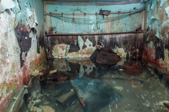 Необычное советское бомбоубежище, заброшенное много лет назад (13 фото)