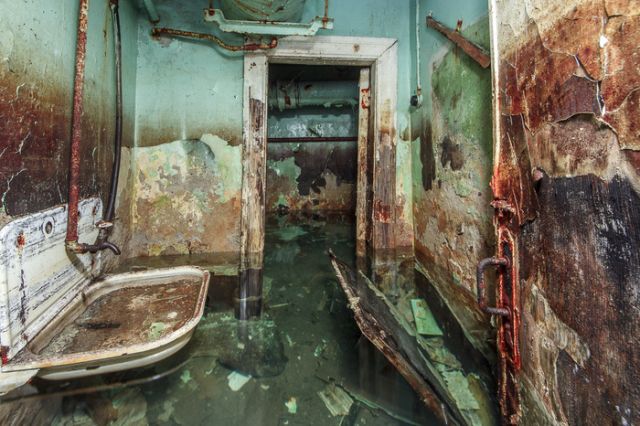 Необычное советское бомбоубежище, заброшенное много лет назад (13 фото)