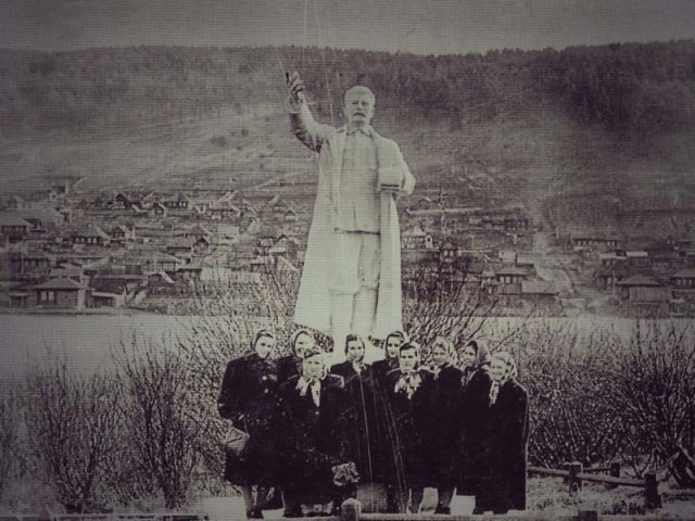 В Кусе на дне пруда обнаружили памятник Сталину (4 фото)