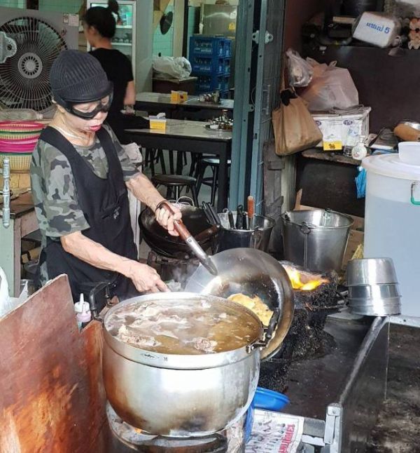 Уличный ресторанчик в Таиланде, отмеченный звездой Michelin (16 фото)