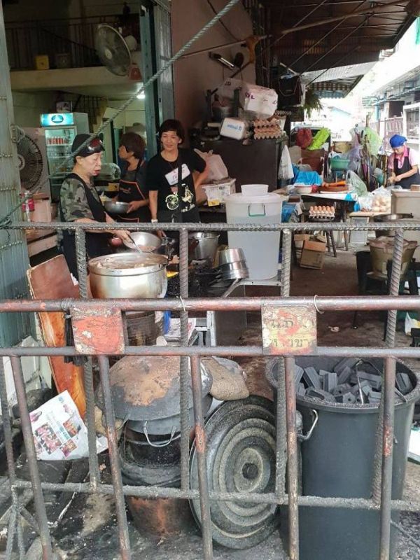 Уличный ресторанчик в Таиланде, отмеченный звездой Michelin (16 фото)