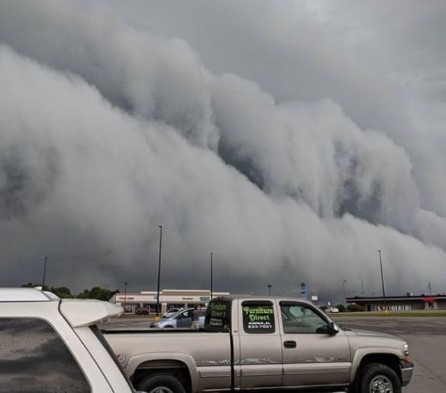 Гигантская волна из облаков (2 фото + видео)
