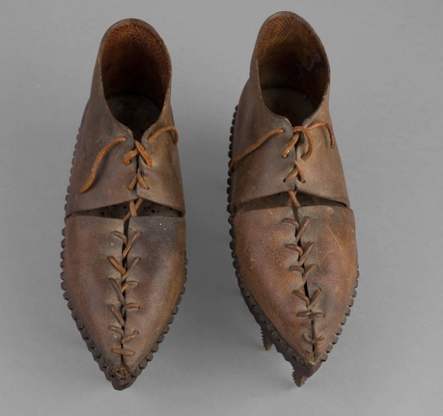 Для чего использовалась эта необычная обувь с шипами на подошве? (6 фото)