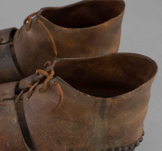 Для чего использовалась эта необычная обувь с шипами на подошве? (6 фото)