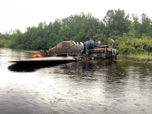 Легендарный штурмовик Ил-2 был поднят со дна озера (5 фото)