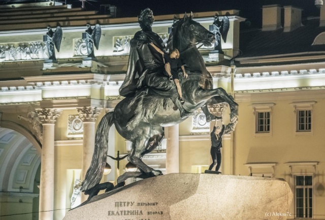 Вандалы хотели разжечь мангал на памятнике Петру I в Санкт-Петербурге (8 фото)