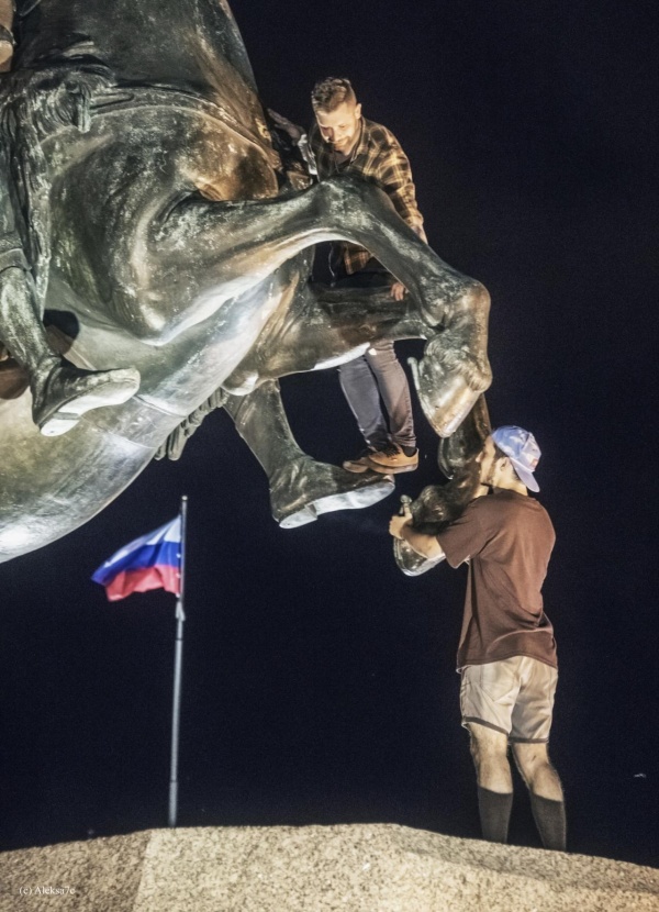 Вандалы хотели разжечь мангал на памятнике Петру I в Санкт-Петербурге (8 фото)