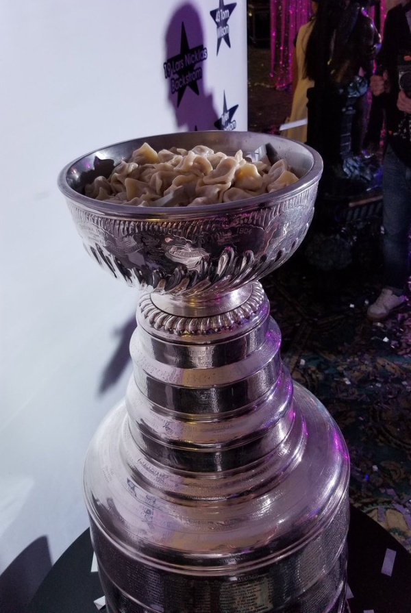 Евгений Кузнецов привез в Челябинск Кубок Стэнли и использовал чашу по "прямому назначению" (2 фото)