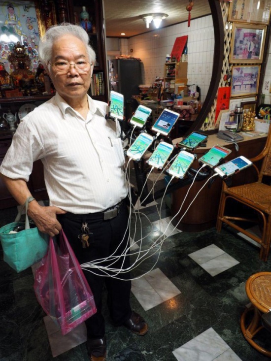 Пенсионер из Тайваня - гроза покемонов (6 фото)