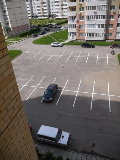 Парковка во дворе "до и после" нанесения разметки (5 фото)