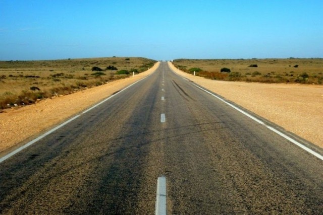 Шоссе Эйр - самая прямая и длинная дорога в мире (15 фото)