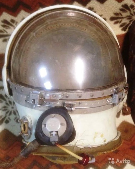 В сети выставили на продажу оригинальный шлем Юрия Гагарина (5 фото)