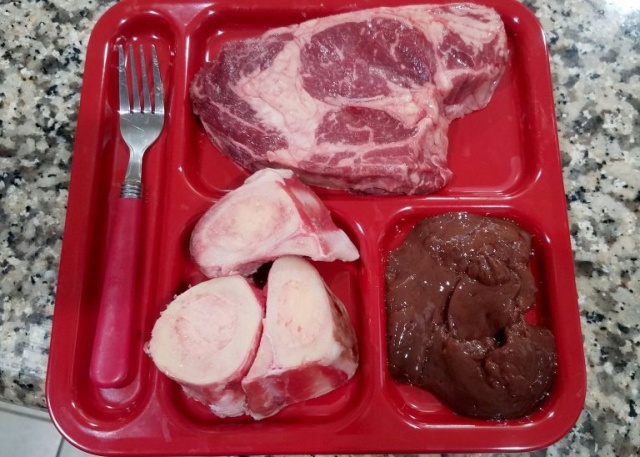 Парень, страдающий от ожирения, перешел на диету из сырого мяса (6 фото)