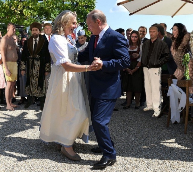 Фотожаба: Путин на свадьбе главы МИД Австрии Карин Кнайсль (2 фото)