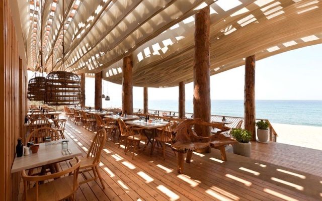 Необычный дизайн пляжного ресторана в Греции (6 фото + видео)