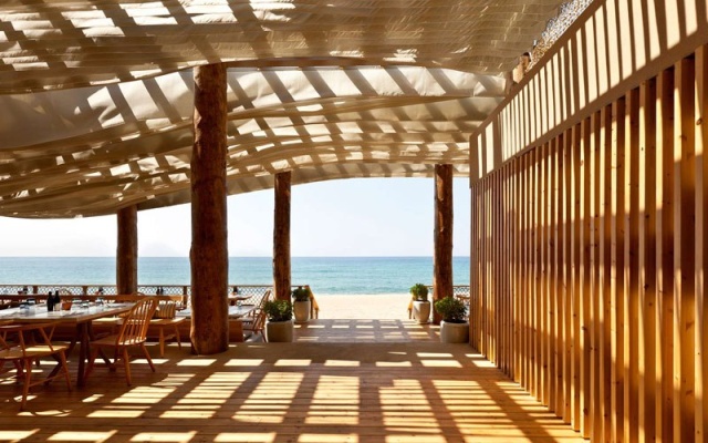 Необычный дизайн пляжного ресторана в Греции (6 фото + видео)