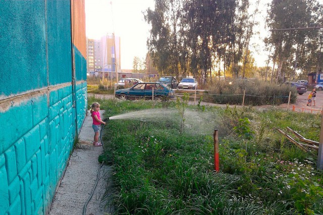 Программист из Челябинска смог превратить унылый двор в лучший двор района (14 фото)