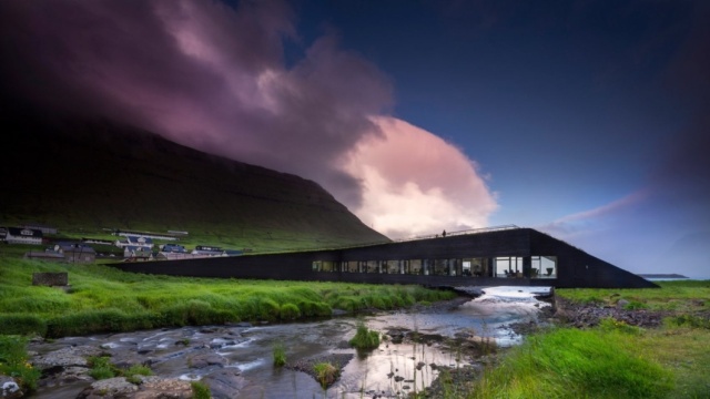 Здание, выполняющее функции моста через реку на Фарерских островах (6 фото)