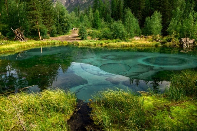 Красивое гейзерное озеро в Горном Алтае (5 фото + видео)