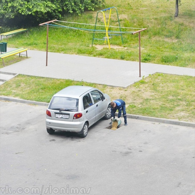 Коммунальщики использовали песок из детской песочницы для ремонта тротуара (4 фото)