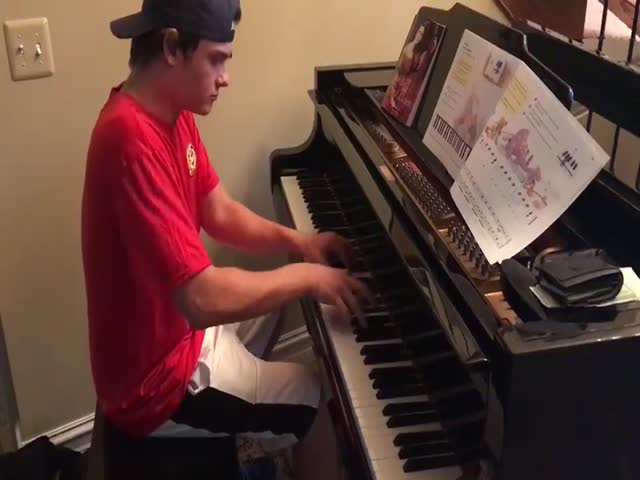 18-летний доставщик пиццы спросил разрешения сыграть на фортепиано