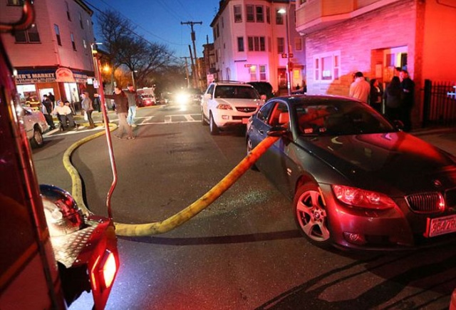 Почему не следует парковаться у пожарного гидранта (13 фото)
