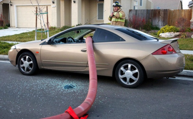Почему не следует парковаться у пожарного гидранта (13 фото)