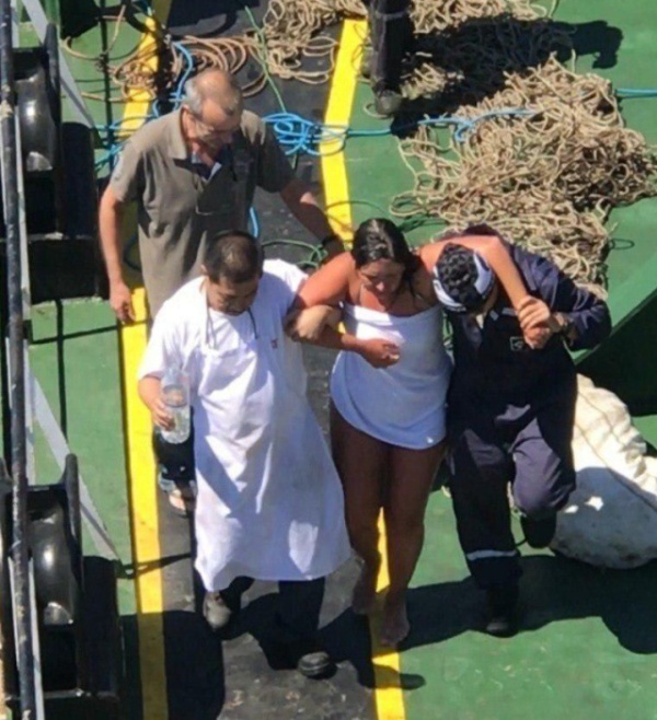 Супружескую пару, дрейфующую на надувной лодке в море, спас Христос (5 фото)