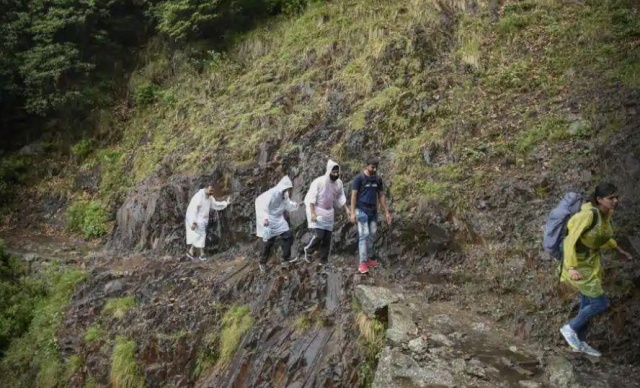 Волонтеры борются с экологической проблемой в Гималаях (10 фото)