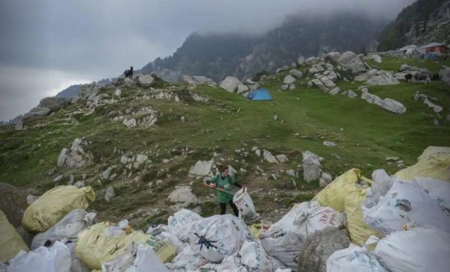 Волонтеры борются с экологической проблемой в Гималаях (10 фото)
