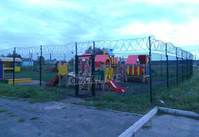 Детская площадка в Омске с "защитой" от вандалов (2 фото)