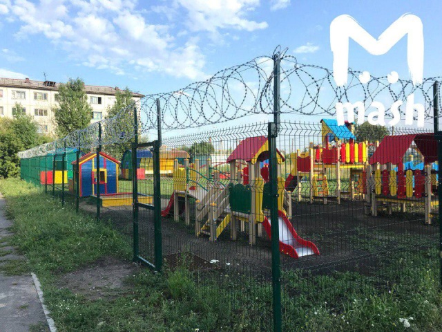 Детская площадка в Омске с "защитой" от вандалов (2 фото)