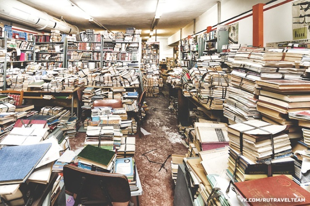 Советское бомбоубежище, полностью заполненное книгами (8 фото)