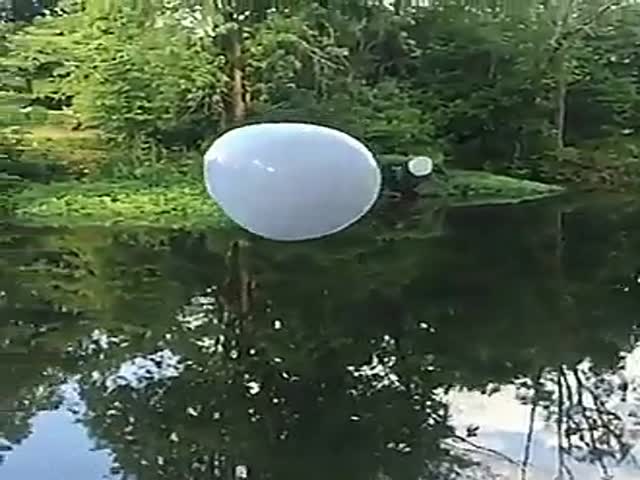 Пар и мыльный пузырь на воде