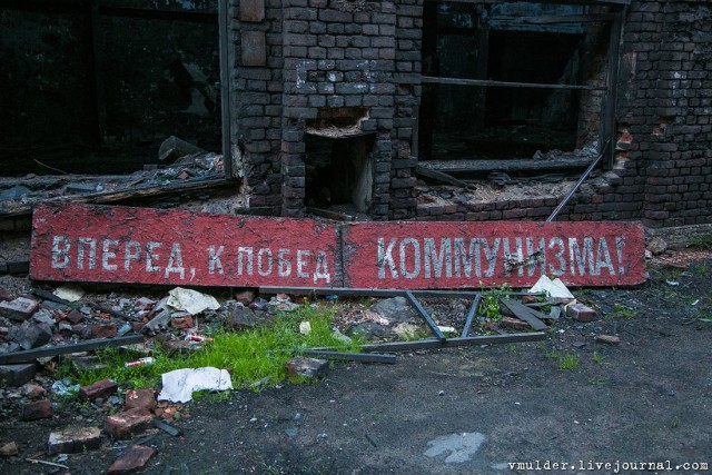 Заброшенные объекты неподалеку от Санкт-Петербурга (46 фото)