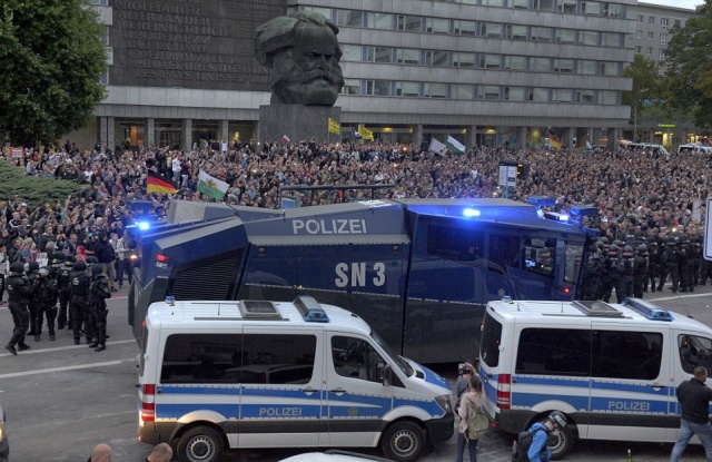 Десятки человек пострадали в результате протестов в городе Хемнице, Германия (13 фото + 2 видео)