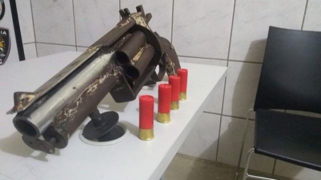 Шестизарядный револьвер из ржавых труб (3 фото)