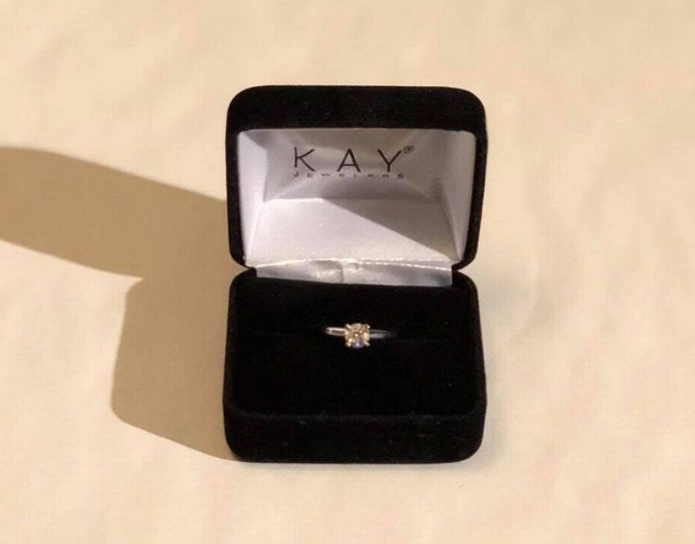 Парень, которого бросила девушка, решил подарить обручальное кольцо достойной паре (4 фото + видео)